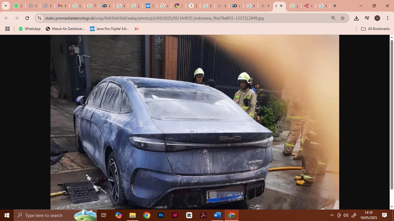 Mobil listrik BYD yang mengeluarkan asap