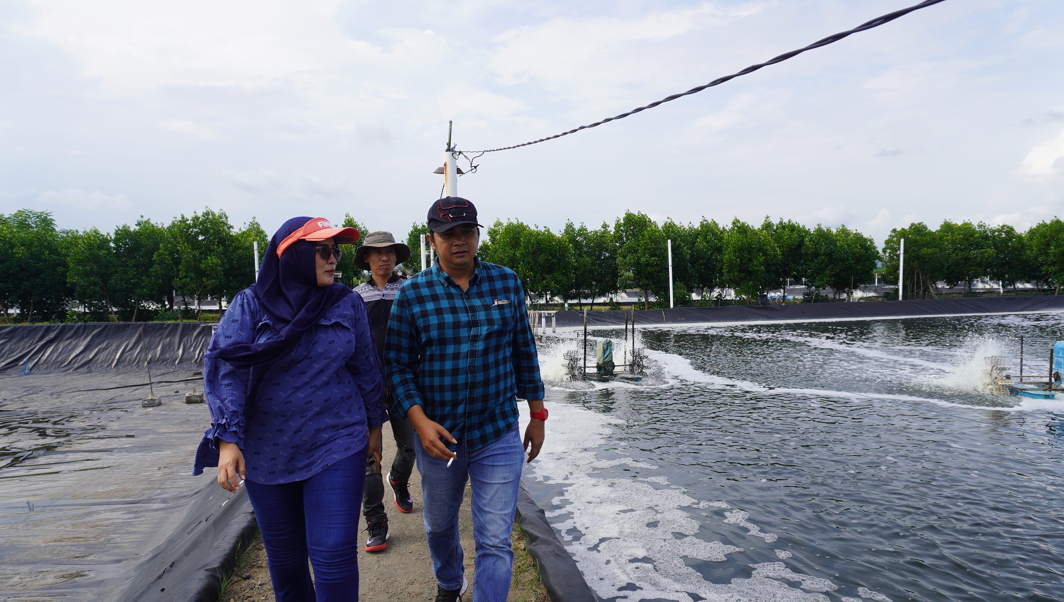 TURUN LAPANG: Anggota DPRD Jember saat melakukan sidak tambak udang vaname yang dikelola PT PAS di daerah Pantai Payangan. (MEGA SILVIA/RADAR JEMBER)