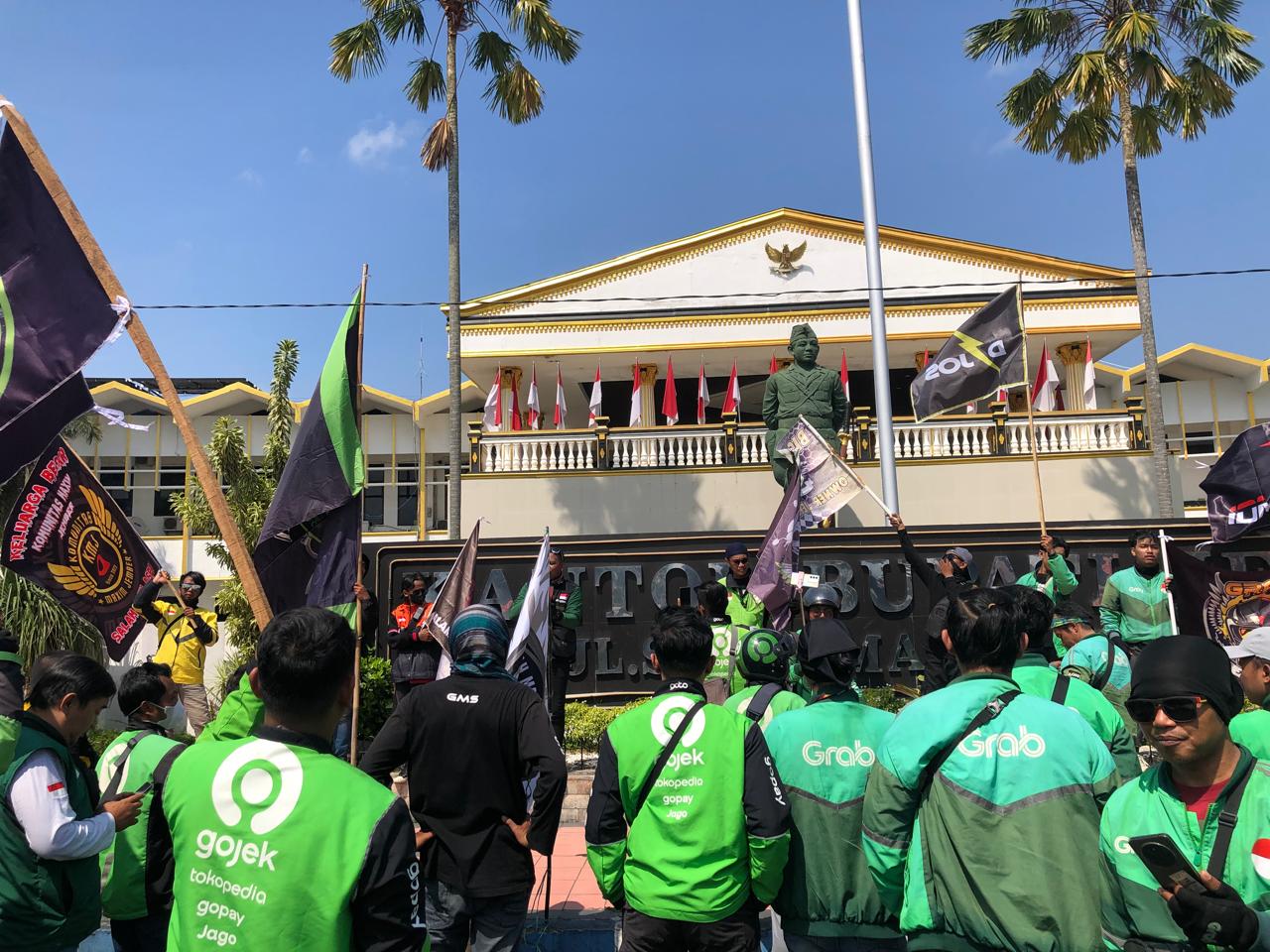 Aksi demonstrasi pengemudi ojek online di depan Kantor Pemkab Jember, Selasa (20/5/2025) pagi. (Foto: Yulio FA/Radar Jember)