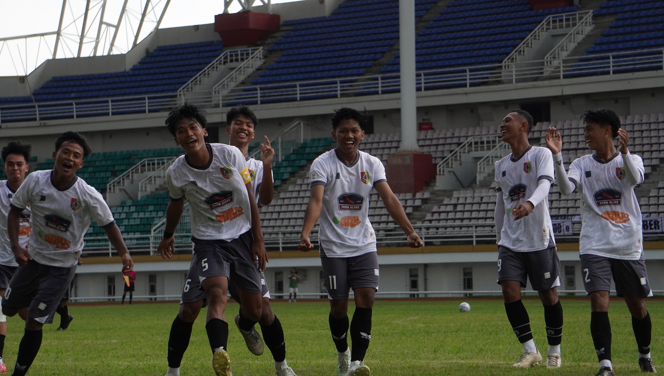 Pemain Jember selebrasi gol saat melawan Situbondo pada Pra Porprov Jatim di Stadion JSG, Selasa (20/5).