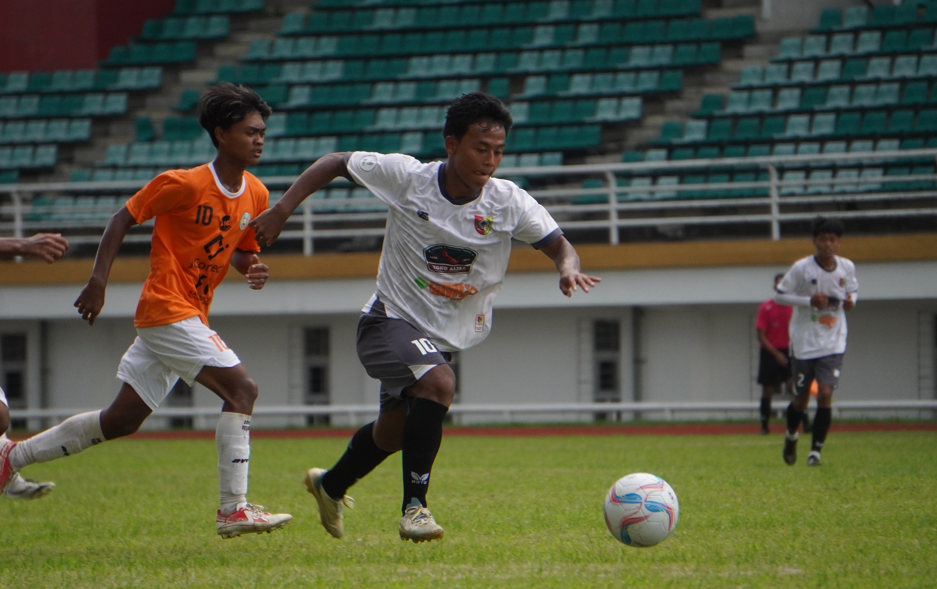 ADU KELINCAHAN: Tim Sepakbola Jember menghadapi Situbondo pada laga perdana Pra Porprov Zona sati, Selasa (20/5). (YULIO FA/RADAR JEMBER)