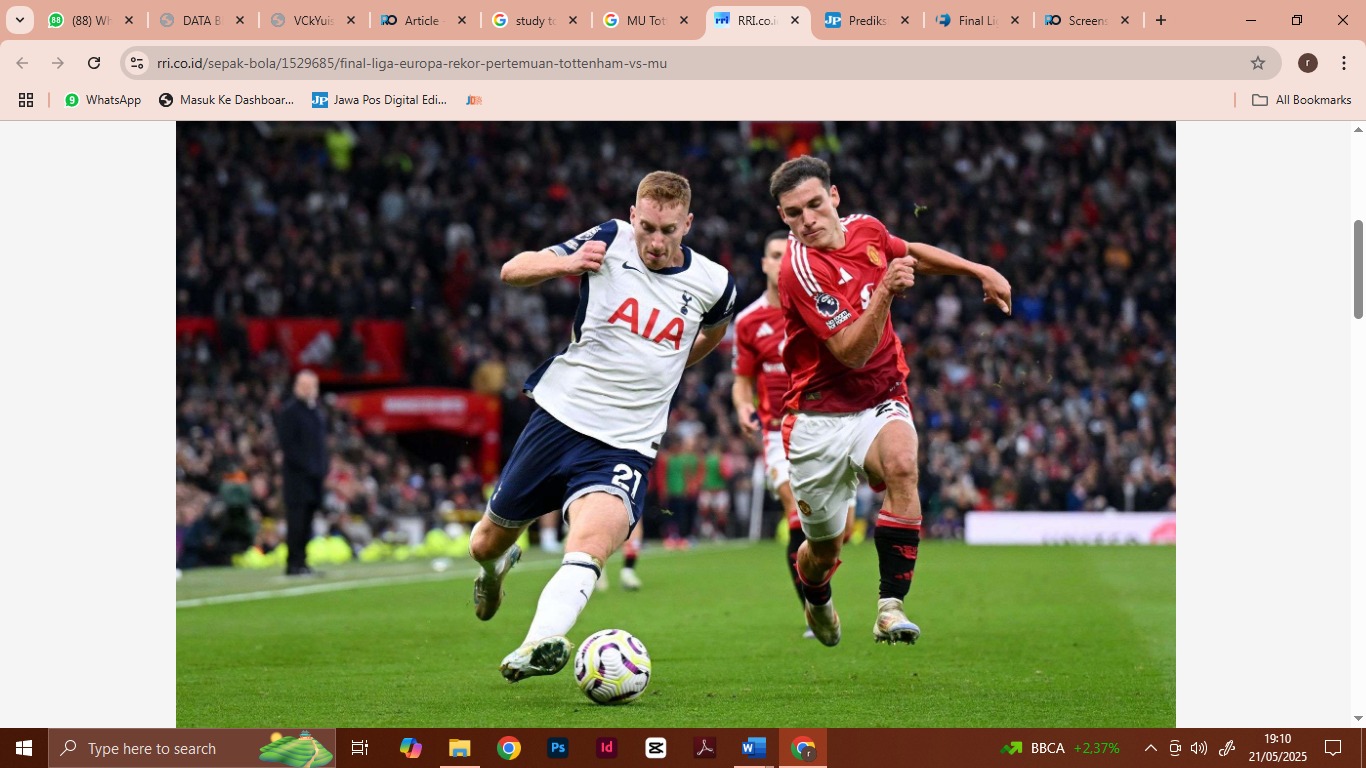 Duel pemain Tottenham Hotspur, Dejan Kulusevski (kiri) dengan pemain Manchester United, Manuel Ugarte (kanan) pada laga Liga Primer Inggris 2024-2025 (Foto: EPL/ist)