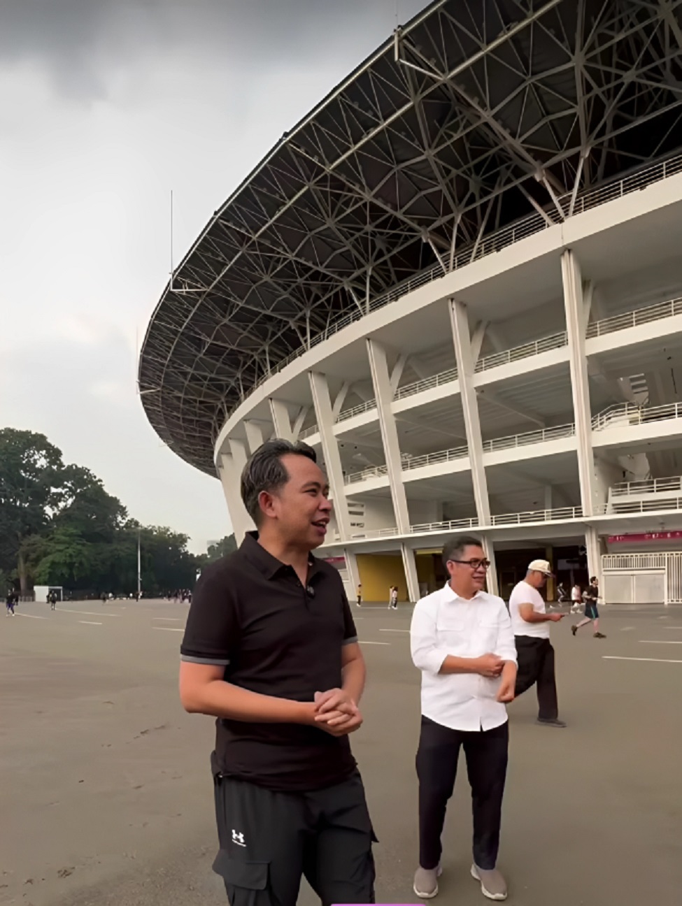 MAMPIR KE GBK:Gus Fawait saat melihat langsung suasana dan keramaian di kompleks SUGBK Jakarta, Selasa (20/5). (TIM GUS FAWAIT)