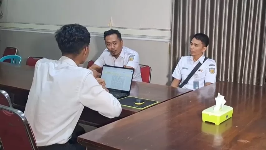 Penyidik Satreskrim Polres Magetan memeriksa para saksi kecelakaan KA Malioboro Ekspres yang terjadi di perlintasan Stasiun Magetan, Senin (19/5/2025). ( AJI PUTRA/RADAR MADIUN)