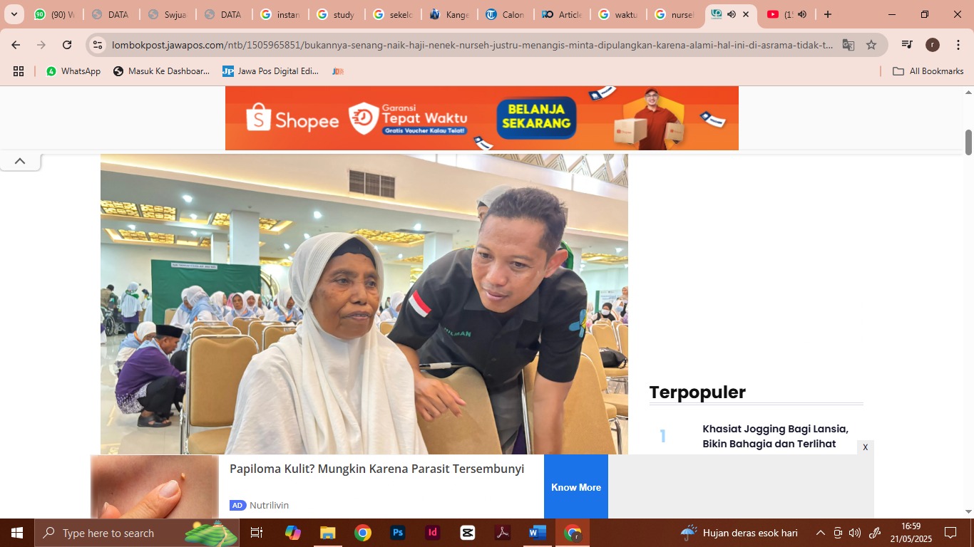 Petugas haji NTB mencoba berkomunikasi dengan  Nurseh (71) Jamaah Haji yang ingin pulang karena kangen cucu