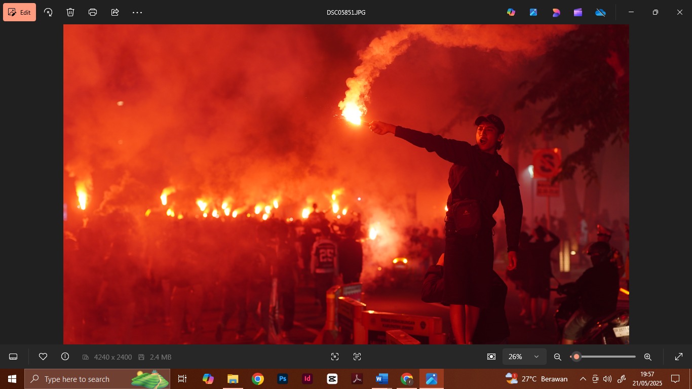 MEMBARA: Suporter Persid Jember South Sector merayakan hari ulang tahun Persid Jember dengan menyalakan flare di Alun-alun Jember (YULIO FA/RADAR JEMBER)