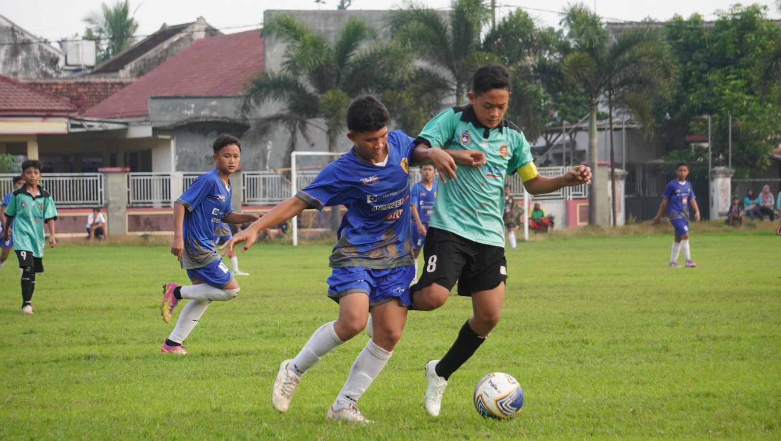 SENGIT: Pertandingan pembuka Piala Soeratin U15 di Lapangan Pancakarya Ajung mempertemukan SSB Rengganis Rejo Agung melawan SSB Dharaka Jaguar. (YULIO FA/RADAR JEMBER)