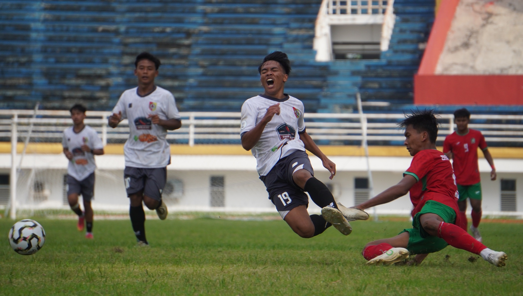 LAGA KERAS: Pemain Banyuwangi (kanan) menjegal pemain Porprov Jember, kemarin (22/5) di Stadion JSG.  (YULIO FA/RJ)