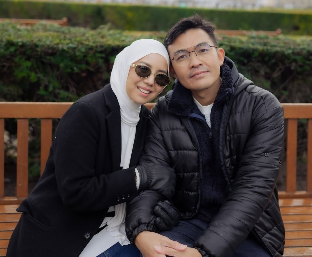 Tya Ariestya dan suami. (IG @tya_ariestya)
