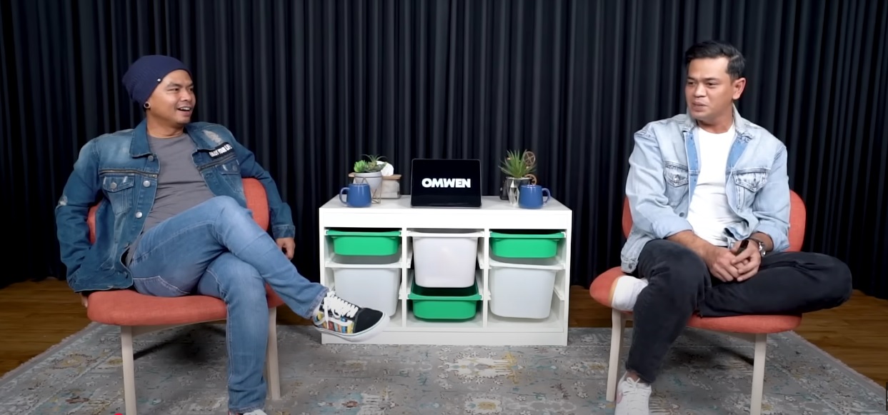 Tangkapan layar Surya Insomnia dan Wendi Cagur saat di siniar youtube Wendi Cagur. Dikabarkan keduanya akan berangkat haji tahun ini. (Youtube/Wendi Cagur)