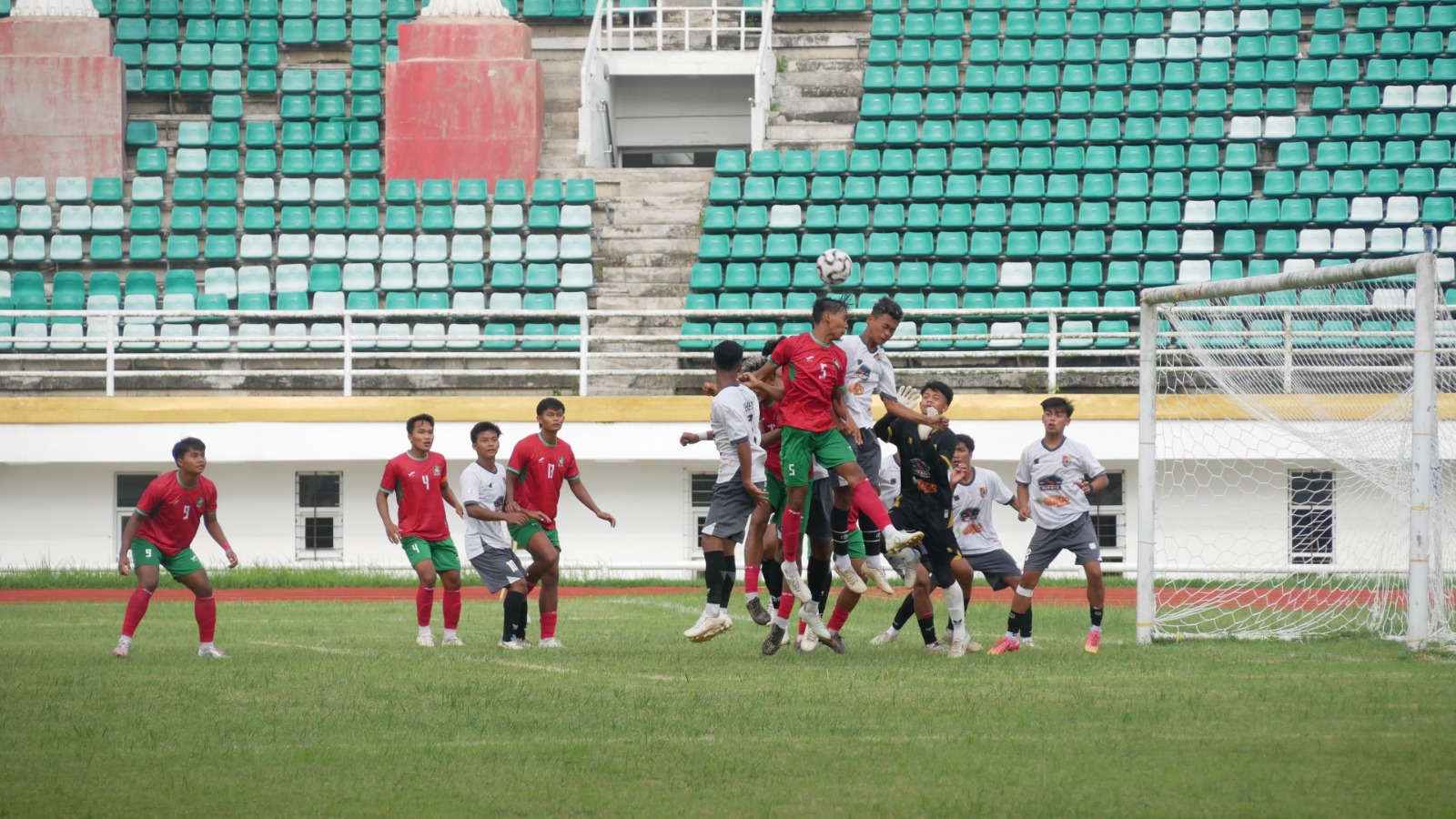Pertandingan Pra Porprov cabor sepak bola antara Jember melawan Banyuwangi di Stadion Jember Sport Garden (JSG) Ajung, Kamis (22/5/2025).