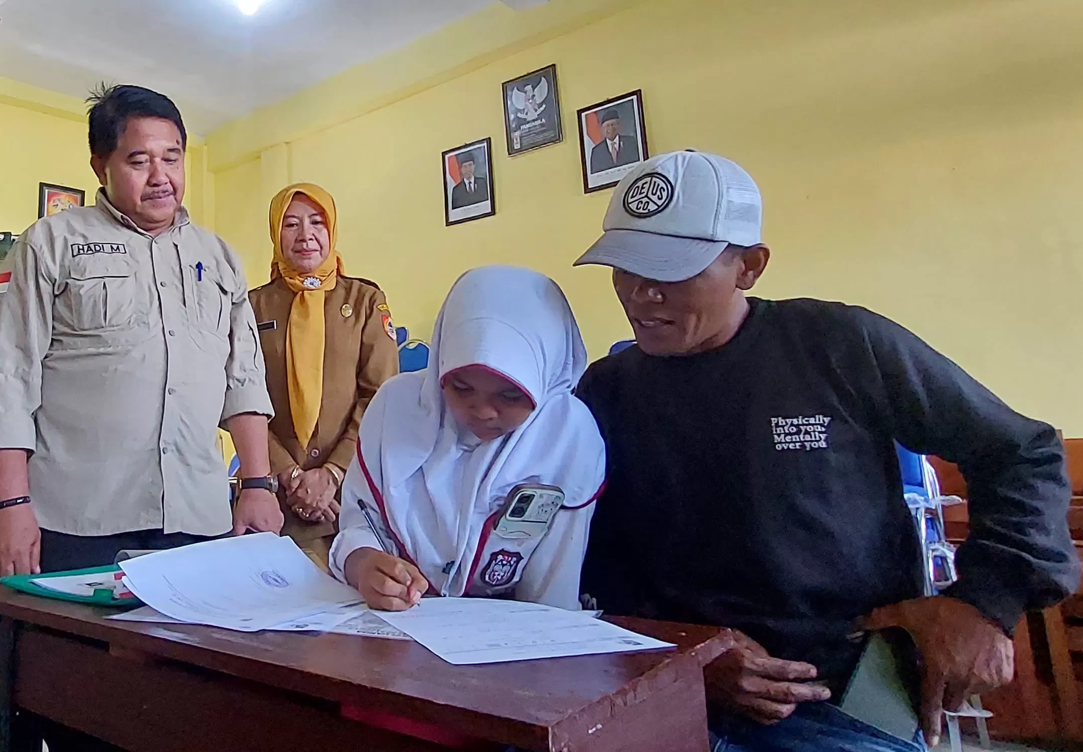 MEMANTAU: Kepala Dispendik Jember Hadi Mulyono melihat proses PPDB tahun 2024 lalu. Kadispendik juga butuh peran guru dalam membendung anak putus sekolah.(JUMAI/RADAR JEMBER)