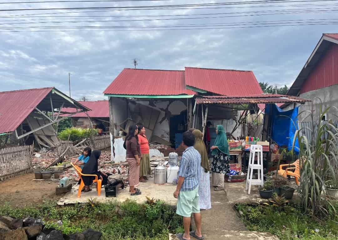 Kondisi rumah warga yang mengalami kerusakan setelah diguncang gempa di Bengkulu, Jumat (23/5/2025). (Harian Rakyat Bengkulu)