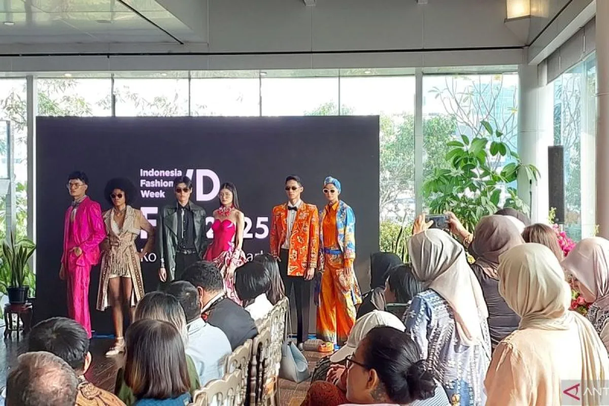 Acara peluncuran kampanye "Ronakultura Jakarta" dalam ajang Indonesia Fashion Week (IFW) 2025 dan ikon IFW 2025 di Jakarta, Jumat (2/5/2025). (ANTARA/Fitra Ashari)