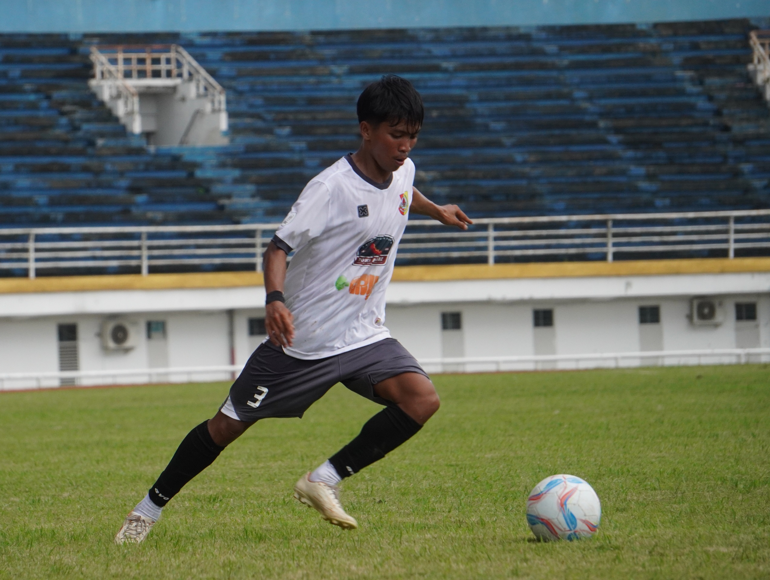 BERSUA: Pemain sepak bola Porprov Jember. Hari ini Jember akan menghadapi Bondowoso dalam ajang Pra Porprov, sore nanti (24/5) di Stadion JSG. (YULIO FA/RADAR JEMBER)