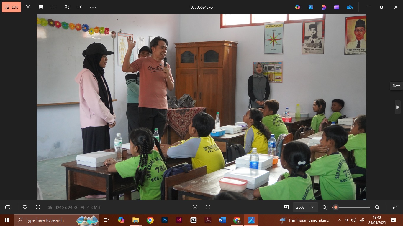 Bupati Jember Gus Fawait memberikan motivasi ke siswa di Kecamatan Tanggul, Sabtu (24/5/2025). (Maulana/Radar Jember)