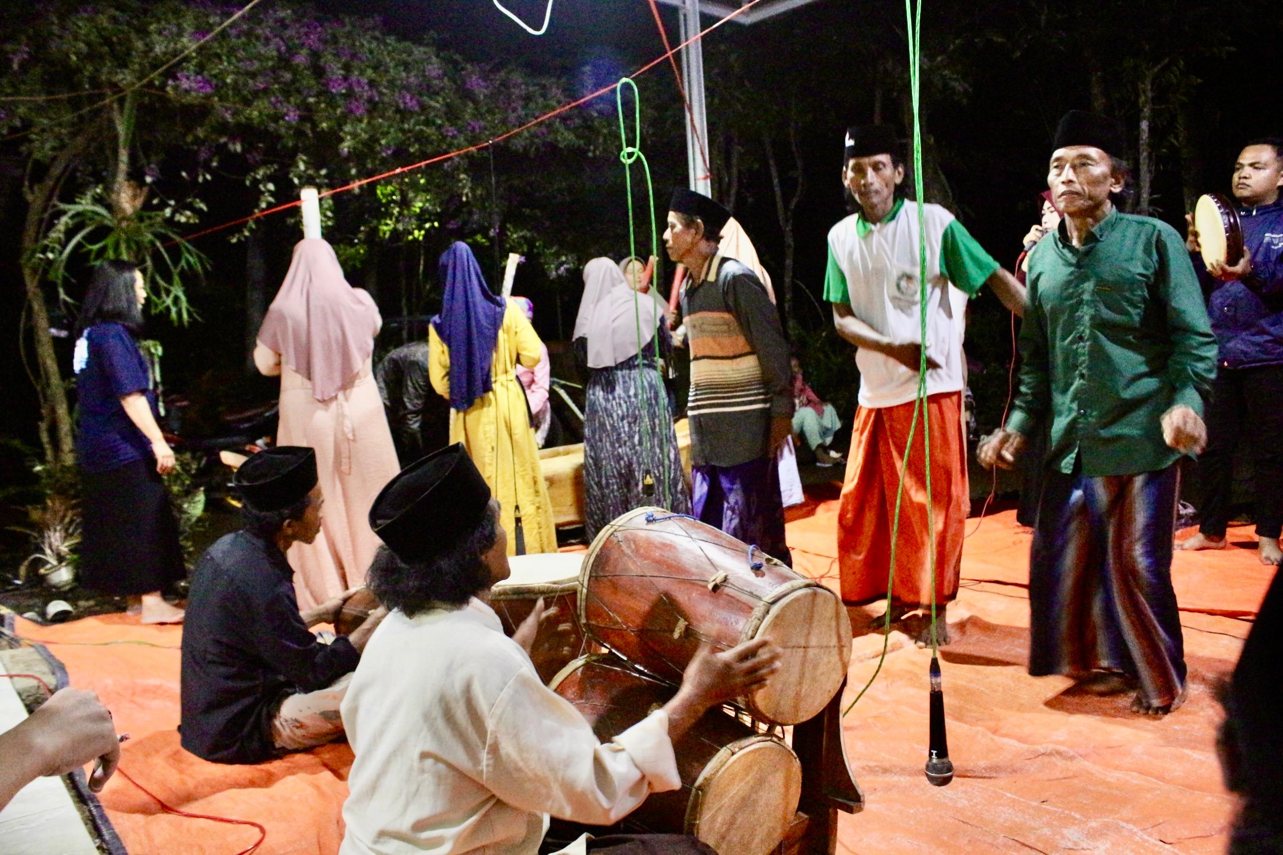 LANTUNKAN LAGU: Para warga Desa Banyuputih, Bondowoso bernyanyi bersama dengan diiringi tarian dan alat musik ketipung. (Ilham Wahyudi/Radar Ijen)