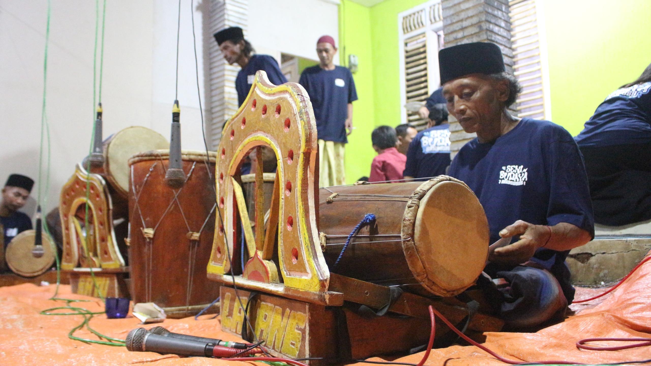 SERU: Masyarakat Desa Banyuputih, Kecamatan Wringin cukup antusias dalam permainan musik ketipung. (ILHAM WAHYUDI/RADAR JEMBER)