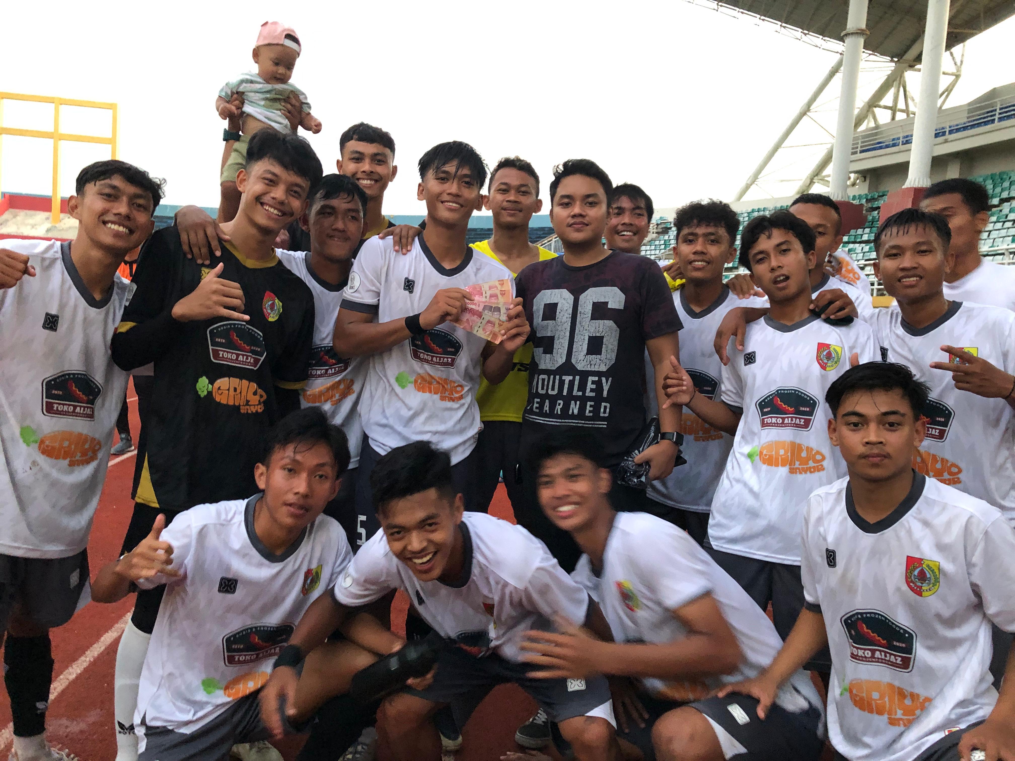 LANGSUNG CAIR: Pemain Jember menerima bonus uang tunai usia mengalahkan Jember pada Pra Porprov Jatim IX di Stadion JSG, Sabtu (24/5).