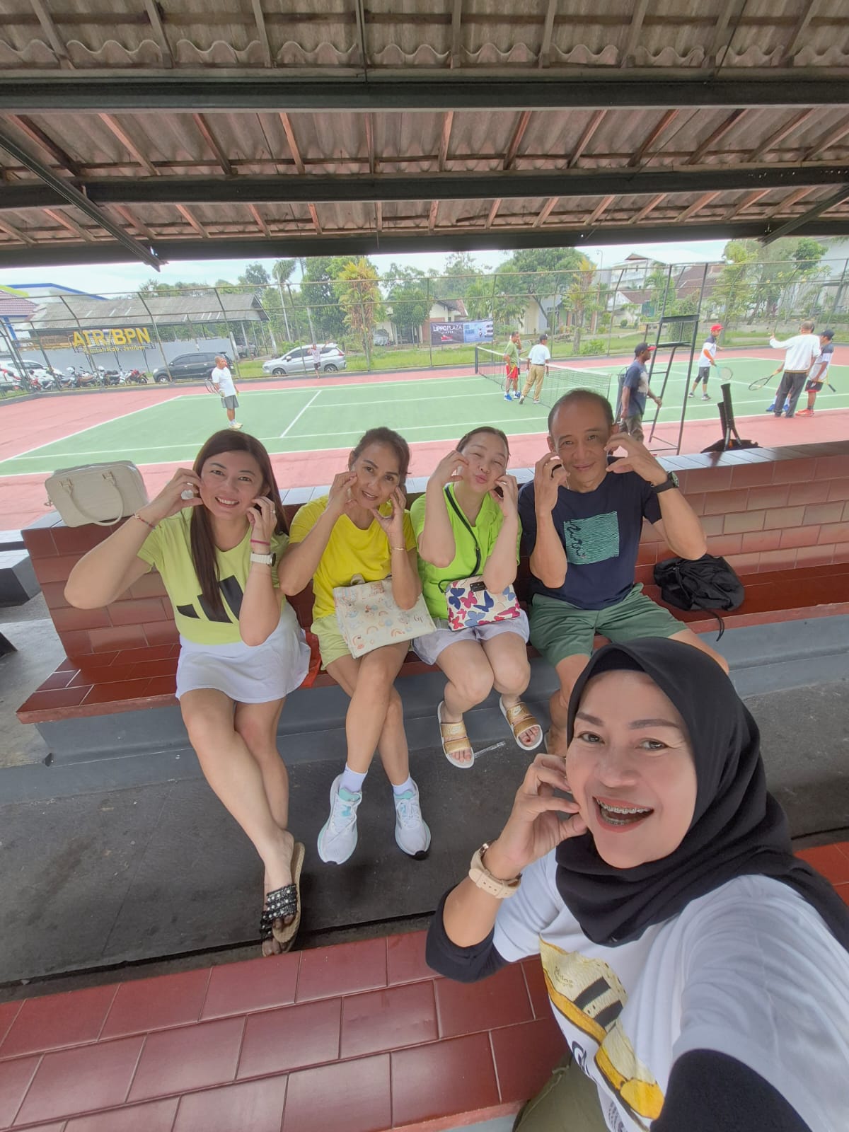 Antusias warga Jember bermain tenis lapangan