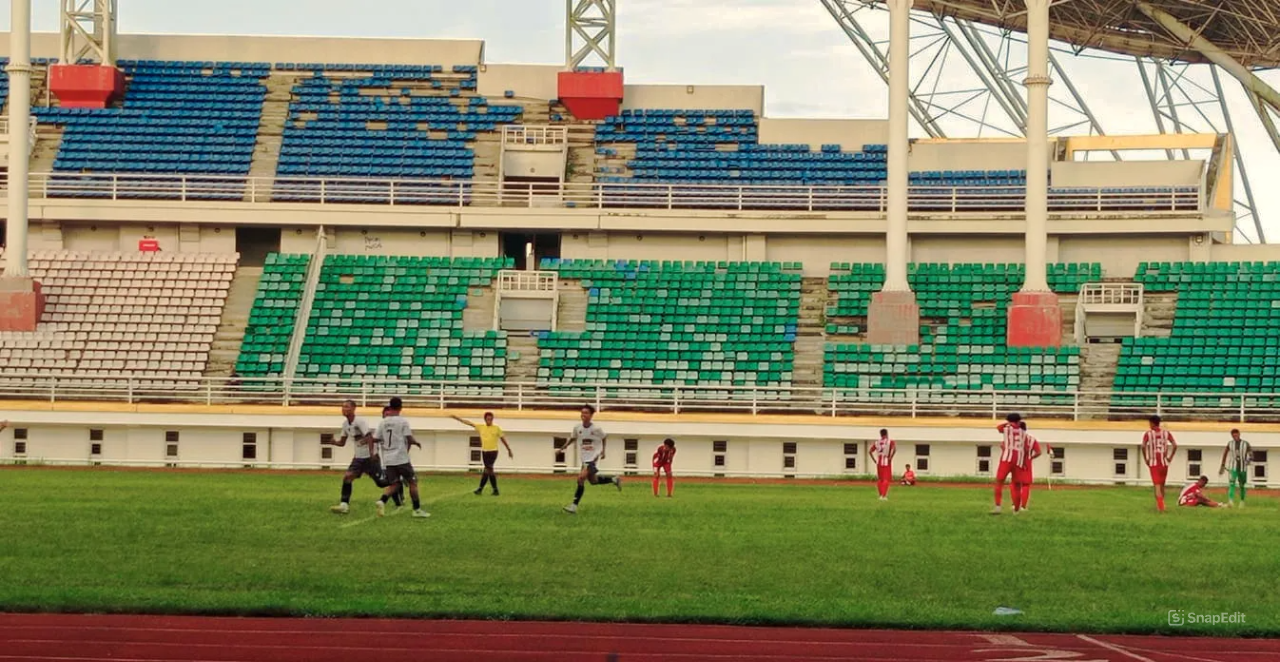 Pemain Jember merayakan Gol kedua melawan Bondowoso di Stadion JSG, Sabtu (24/5). Jember menang 5-0 dan memastikan diri lolos ke Porprov. (Sidkin/RJ).