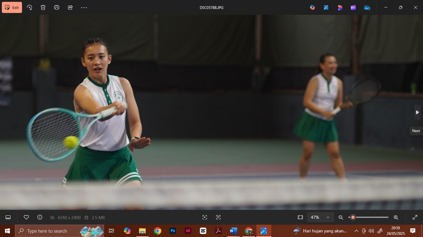 YULIO FA/RADAR JEMBER SERU: Sara ikut berkompetisi di Tenis Bupati Cup di Lapangan Tenis Unej, Jumat (23/5).