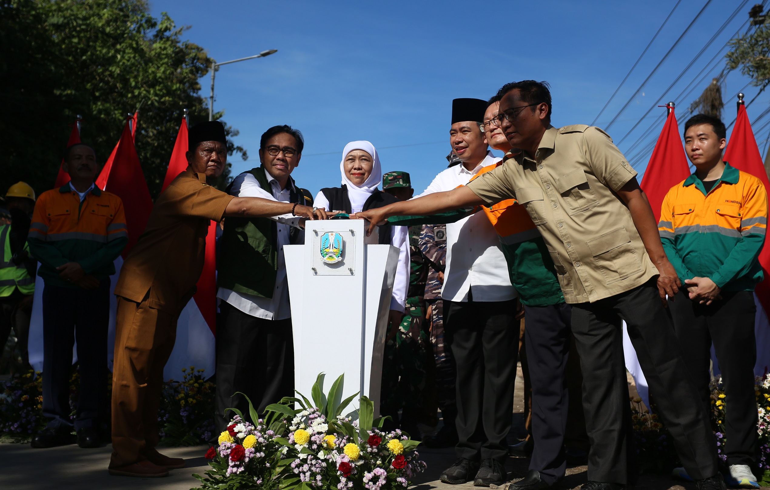 Gubernur Jatim Khofifah Indar Parawansa didampingi Bupati Jember Muhammad Fawait dan sejumlah jajaran OPD saat meresmikan jalan beton Kasiyan Timur, Kecamatan Puger, Minggu (25/5). (YULIO/RJ)