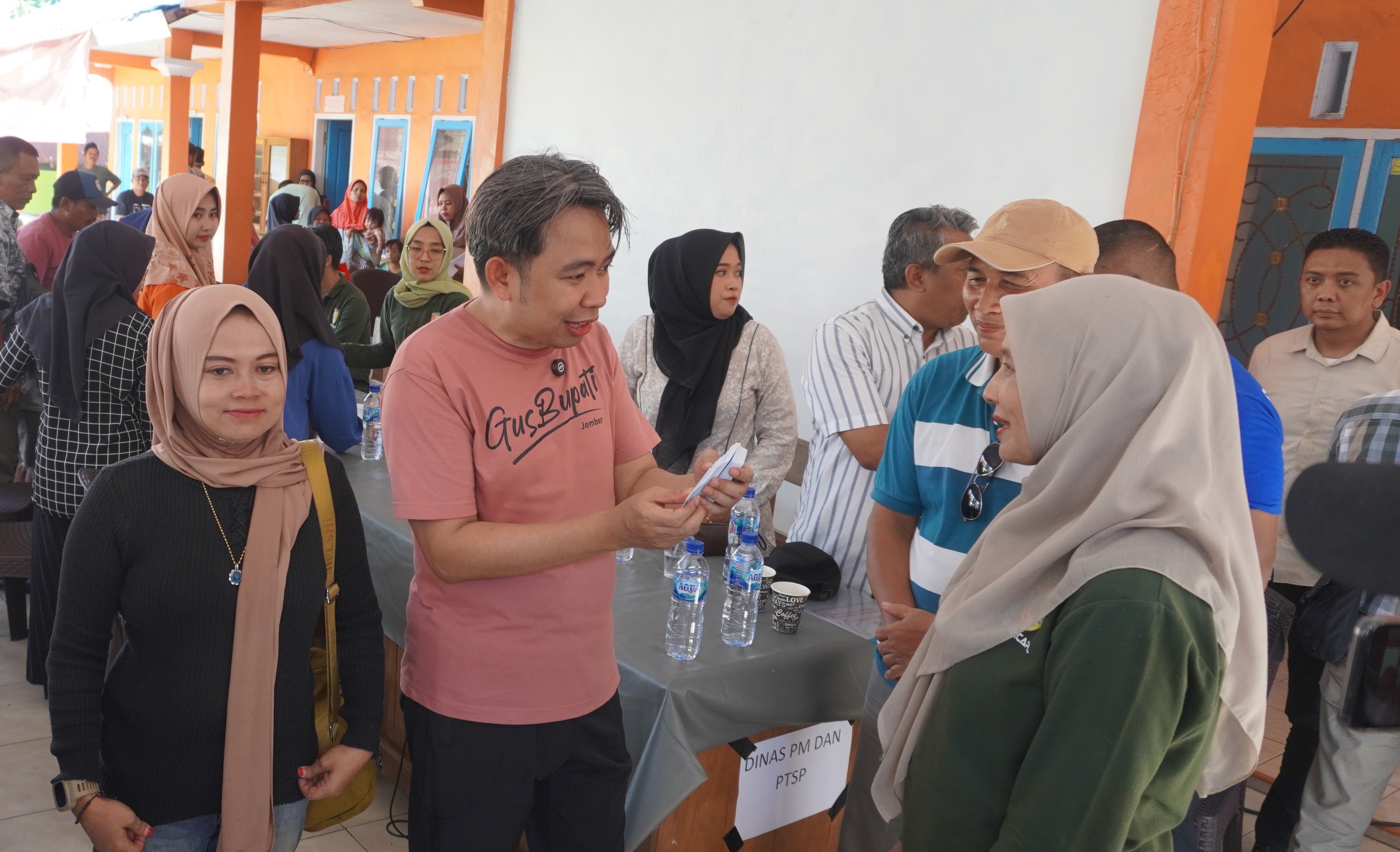 Bupati Jember Gus Fawait saat menemui masyarakat yang memanfaatkan layanan adminduk dan pengurusan perizinan usaha di Kantor Desa Kramat Sukoharjo, Kecamatan Tanggul, Sabtu (24/5). (MAULANA/RJ)