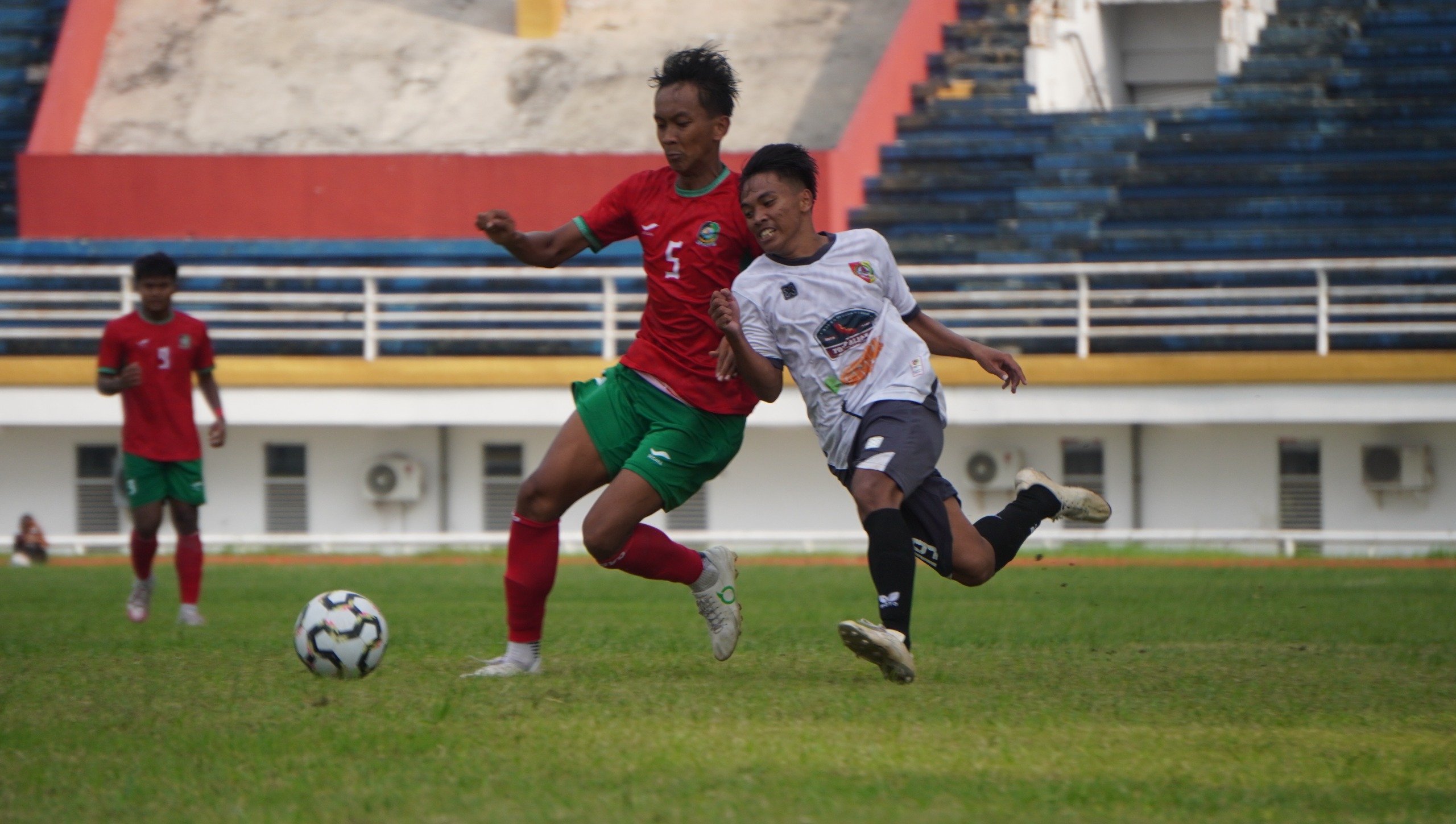 Pemain Jember (kanan) berduel dengan pemain Banyuwangi pada laga Pra Porprov Jatim IX di Stadion JSG. Hari ini, Jember akan menghadapi laga pamungkas melawan Lumajang.