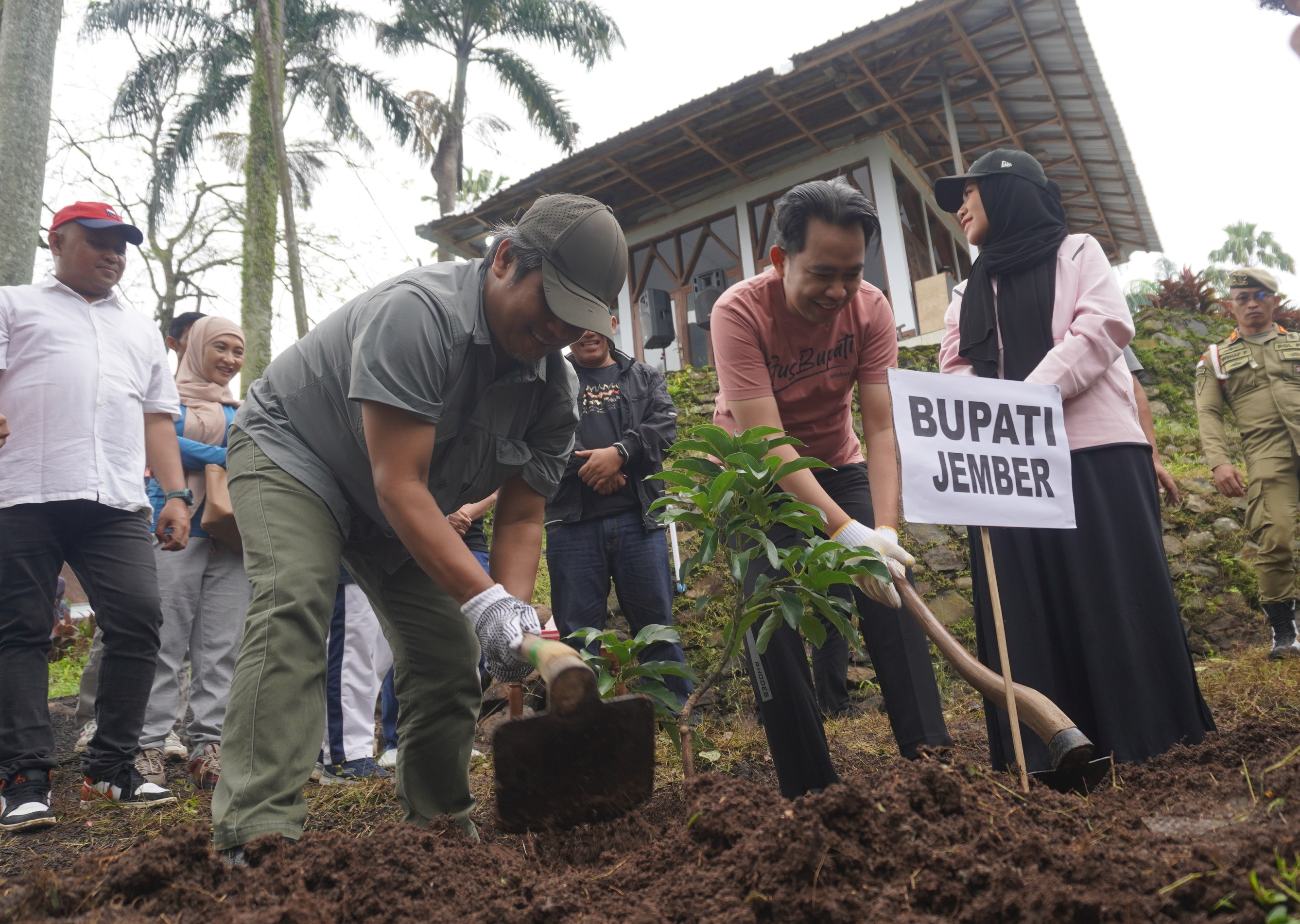 Gus Fawait ditemani istri, sekda, dan para kepala OPD, menanam pohon secara simbolis, di sekitar area kantor PTPN XII Perkebunan Zeelandia, Kramat Sukoharjo. (Maulana/RJ)