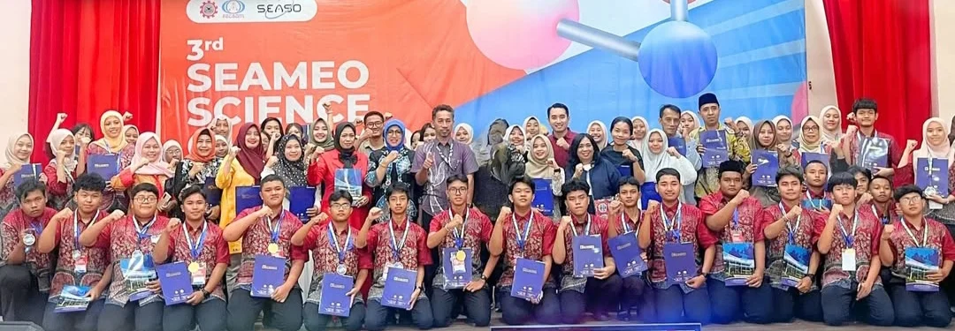 MUDA BERPRESTASI: Sejumlah pelajar SMA dan SMK asal Jember berfoto bersama&nbsp;kontingen Jawa Timur&nbsp;usai mengikuti SEASO 2025 di Penang, Malaysia. (IG @dindik_jatim)