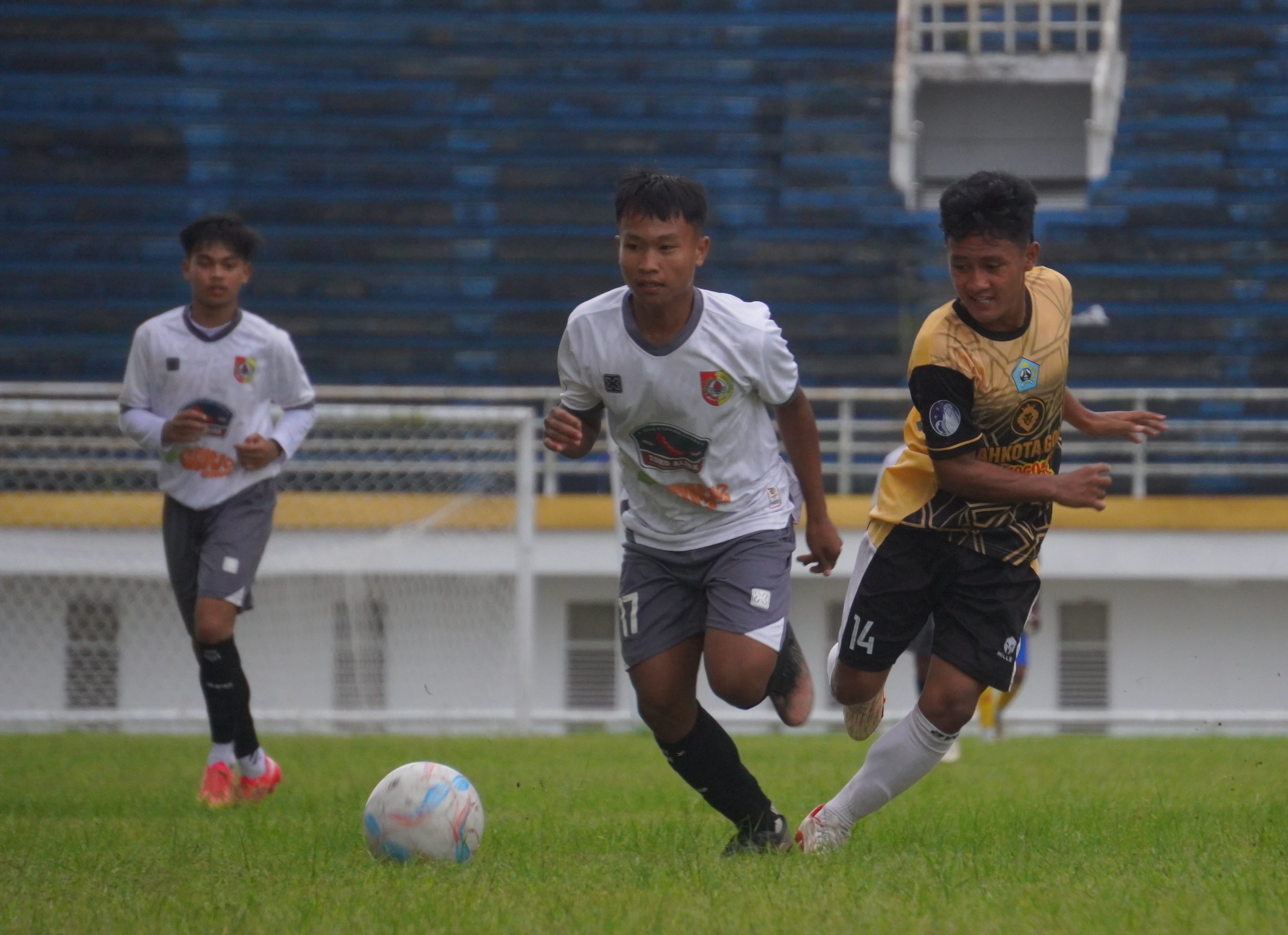 BERJUANG: Pemain Jember (tengah) berduel dengan pemain Lumajang di laga pamungkas Pra Porprov Jatim IX Zona 1 di Stadion JSG, Senin (26/5).