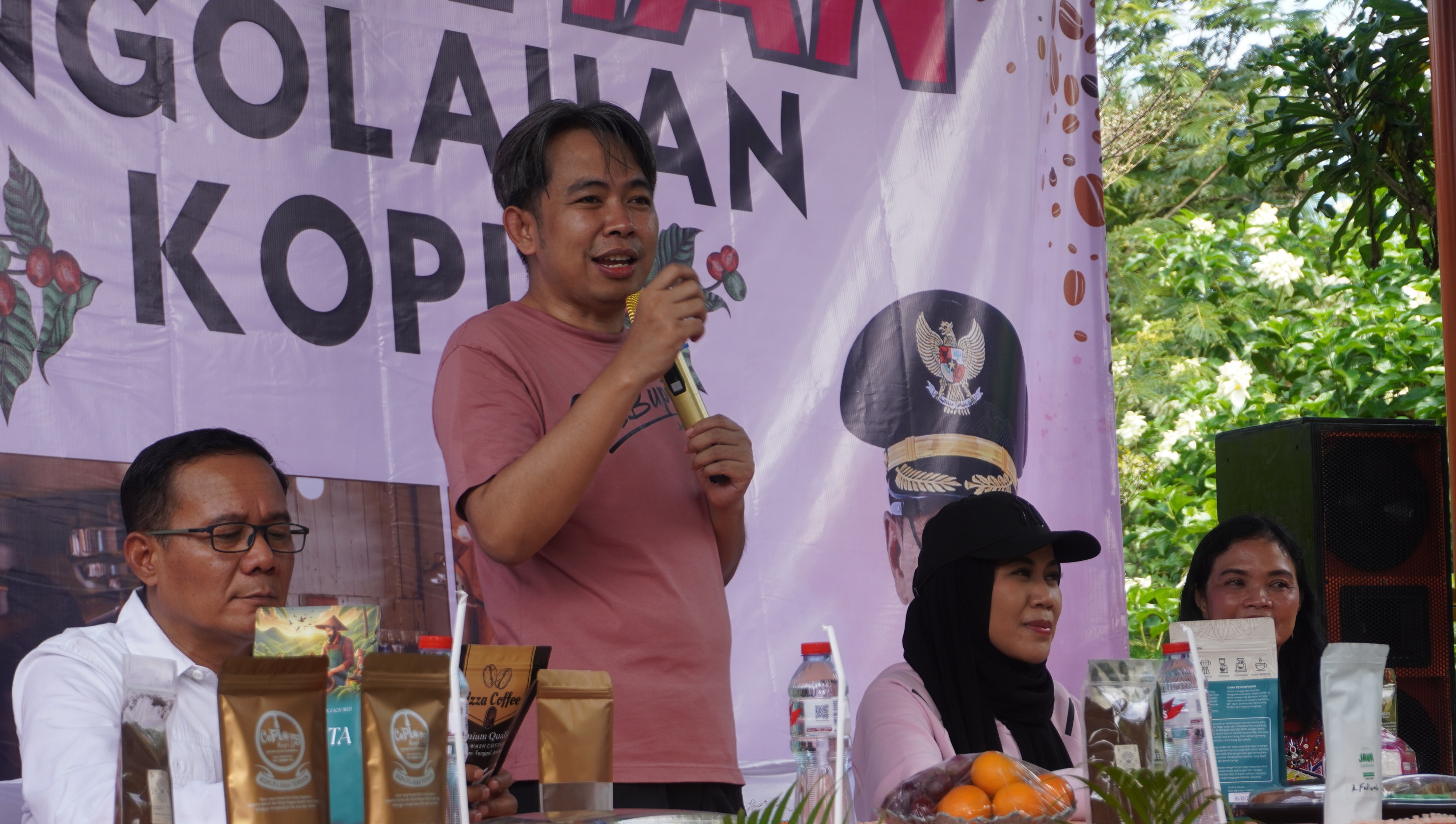 DUKUNG PELUANG EKSPOR: Bupati Jember Muhammad Fawait menyampaikan langkah pemkab untuk mendukung optimalisasi potensi kopi. (MAULANA/RADAR JEMBER)