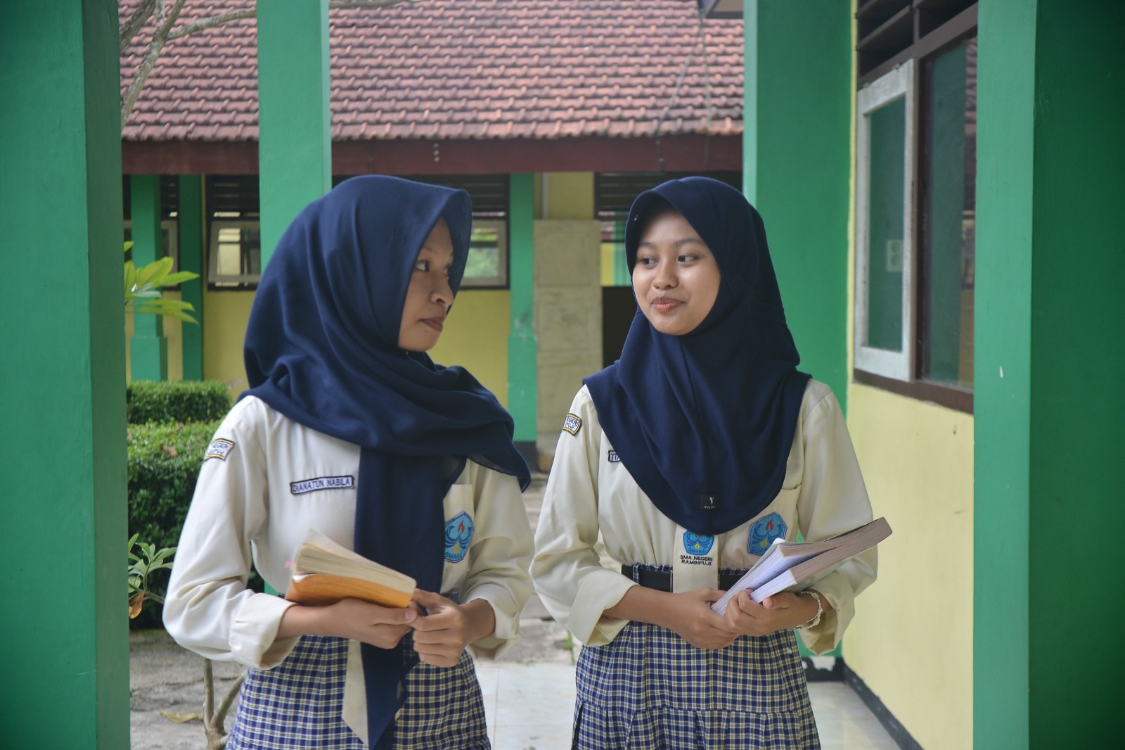 SEMANGAT : Siswa SMAN Rambipuji saat mengisi kekosongan di sela-sela berlangsungnya pelajaran di kelas. (M ADHI SURYA/RADAR JEMBER)