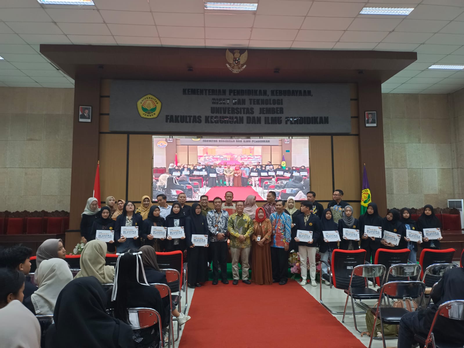 Para mahasiswa terpilih saat penyerahan secara simbolis beasiswa bhakti alumni di kampus FKIP Unej, Rabu (28/05/2025). (KA-FKIP UNEJ)