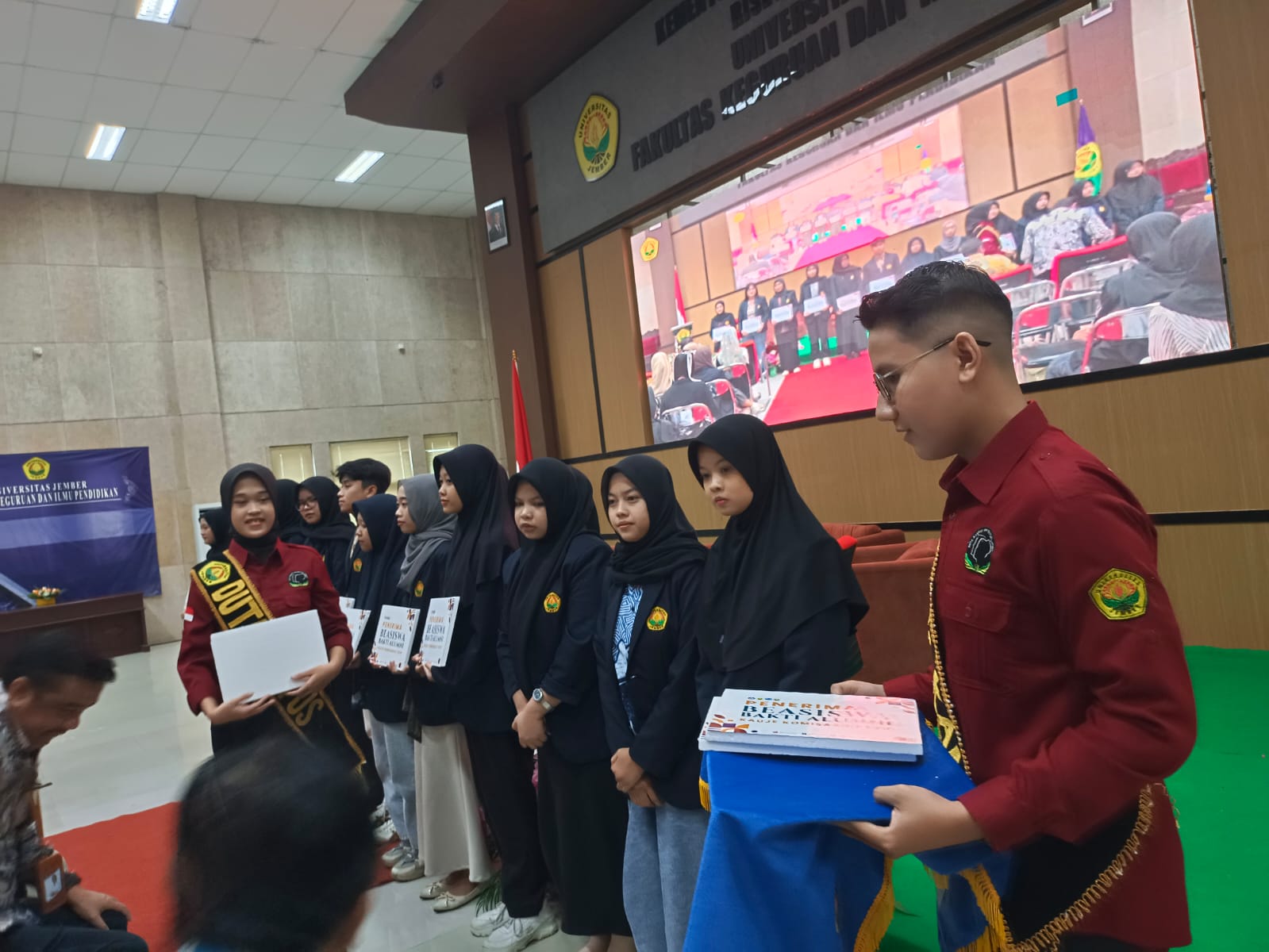 Para mahasiswa terpilih saat penyerahan secara simbolis beasiswa bhakti alumni di kampus FKIP Unej, Rabu (28/05/2025). (KA-FKIP UNEJ)