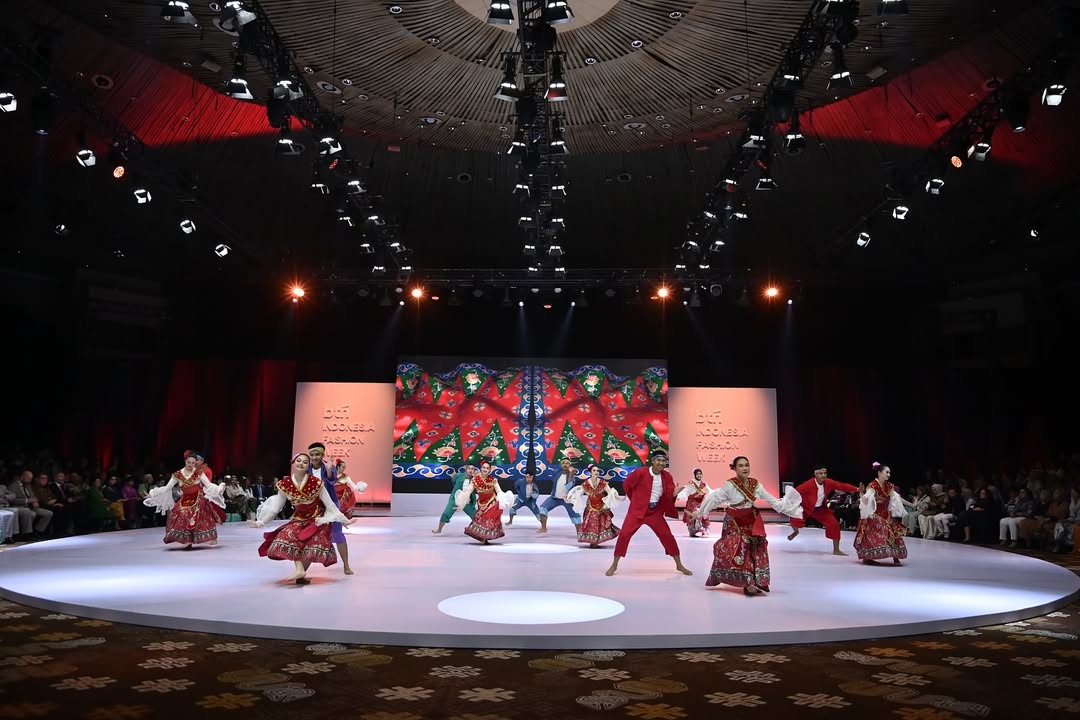 Abang None Jakarta saat tampil di pembukaan Indonesia Fashion Week 2025 di JCC Senayan, Jakarta. (Instagram @indonesiafashionweekofficial)