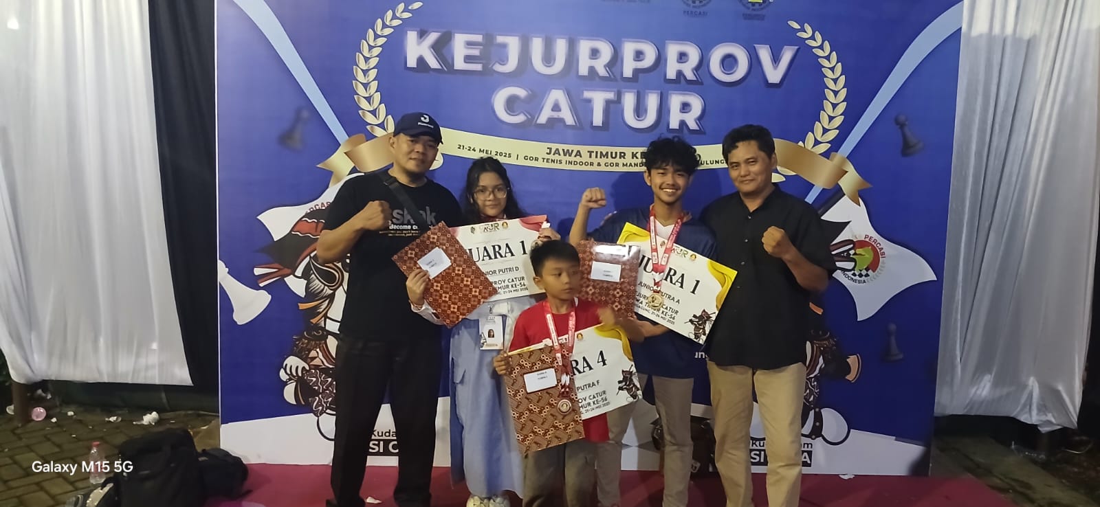 Tiga atlet Jember meraih medali Kejurprov Catur Jatim di Tulungagung, pekan lalu. (Percasi Jember)