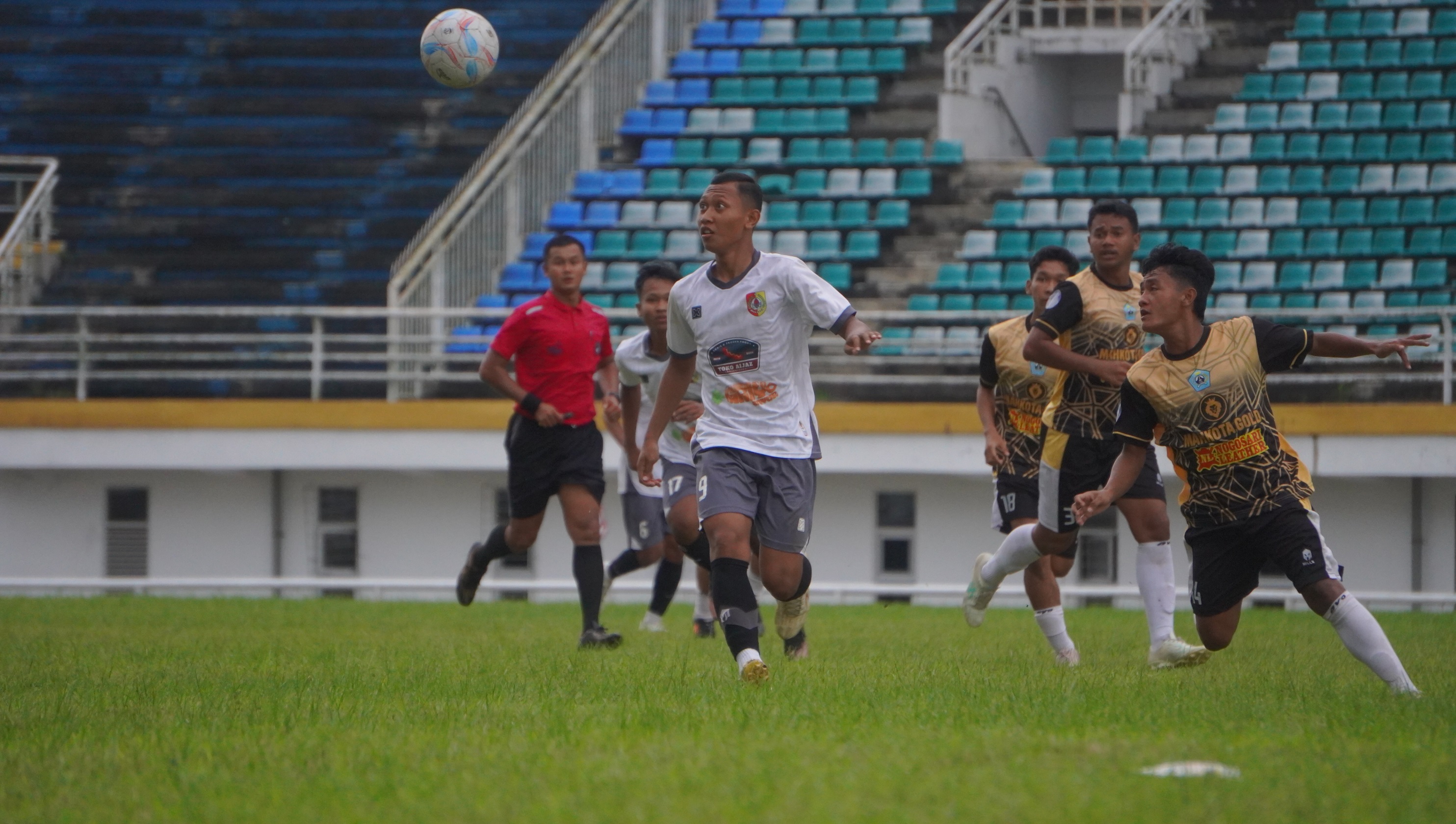 LOLOS: Pesepak bola Porprov Jember saat melawan Lumajang di babak Pra Porprov, di Stadion JSG, (27/5). PSSI Jember memastikan ada kucuran bonus untuk tim sepak bola Jember. (YULIO FA/RJ)