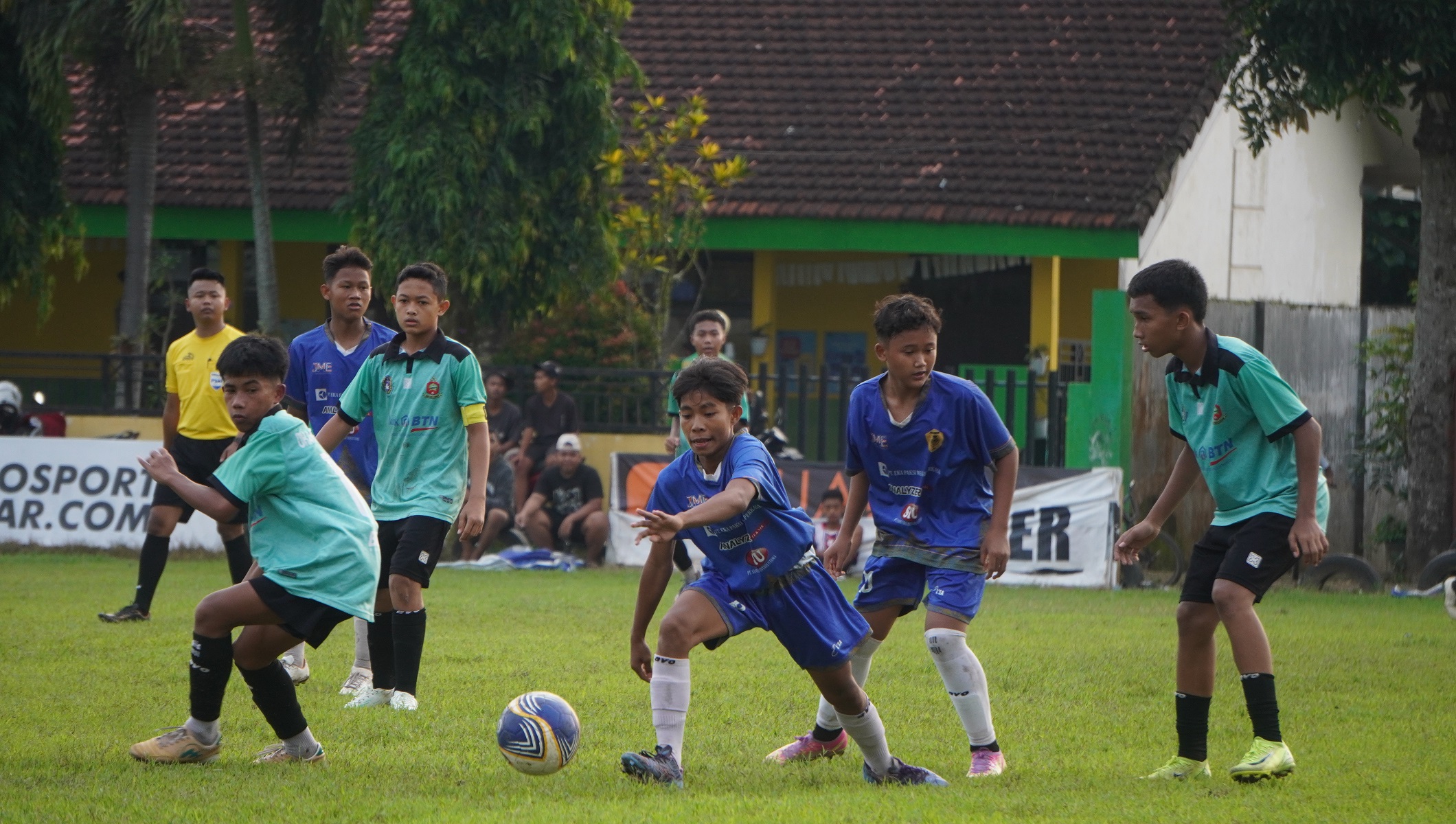 Pesepak bola Jember saat berlaga di kompetisi Piala Soeratin U15 di Lapangan Pancakarya, Ajung. Hari ini Persid menggelar seleksi pemain junior untuk persiapan Piala Soeratin U17. (YULIO FA/RJ)
