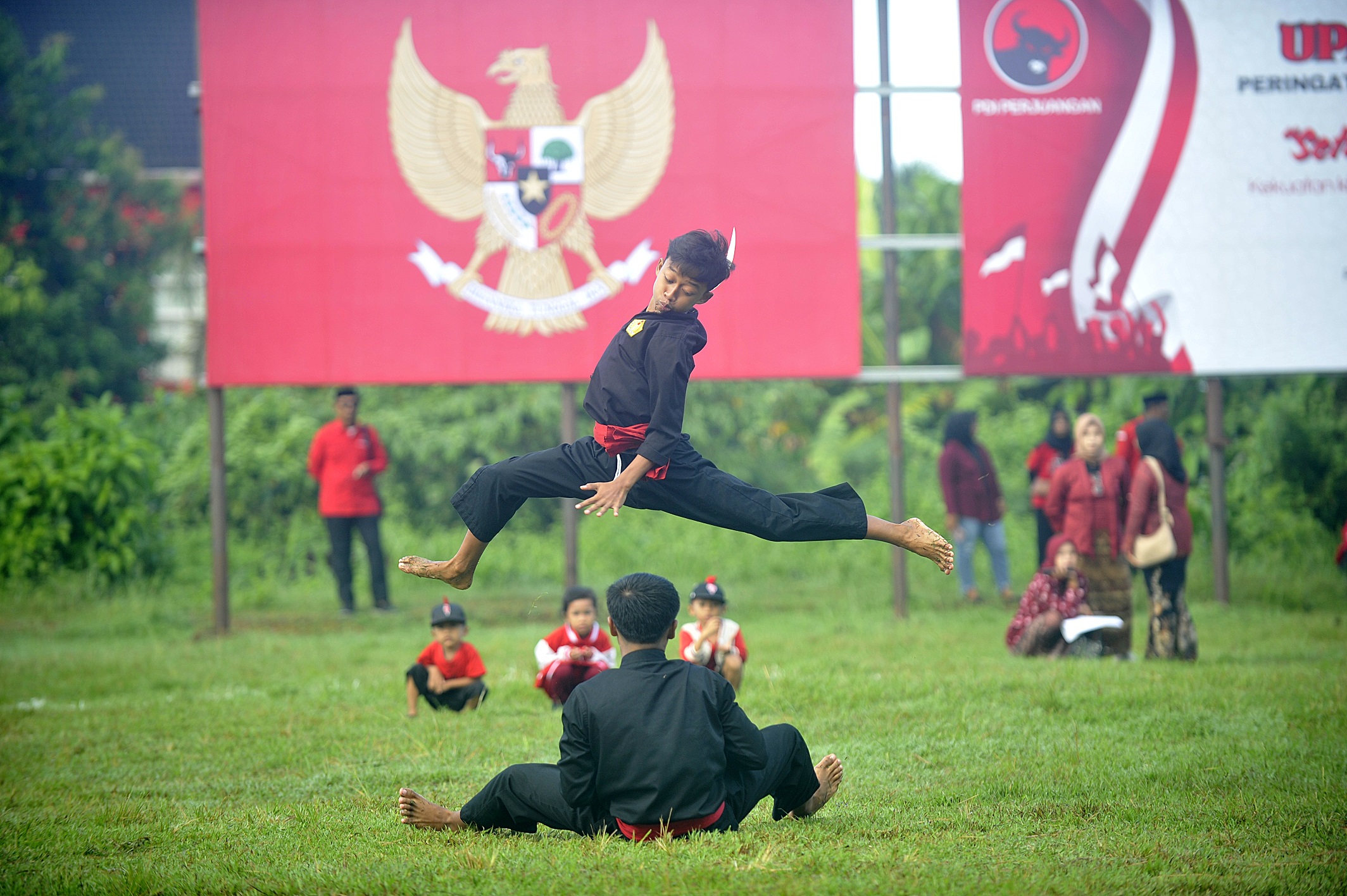HIKMAT: Upacara memperingati hari lahir Pancasila dilangsungkan di Lapangan Sukorambi, kemarin (1/6). (HUMAS PDIP JEMBER)
