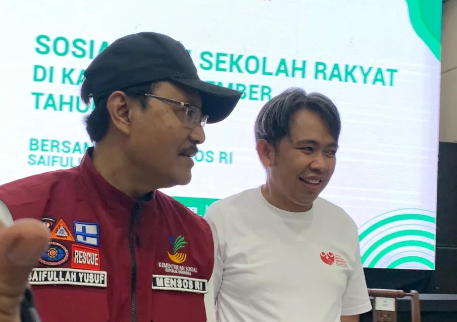 SAMPAIKAN DUKUNGAN: Bupati Jember Muhammad Fawait mendampingi kunjungan Mensos Saifullah Yusuf dalam sosialisasi Sekolah Rakyat kepada calon wali murid, di BKPSDM Jember, (31/5). (Maulana/RJ)