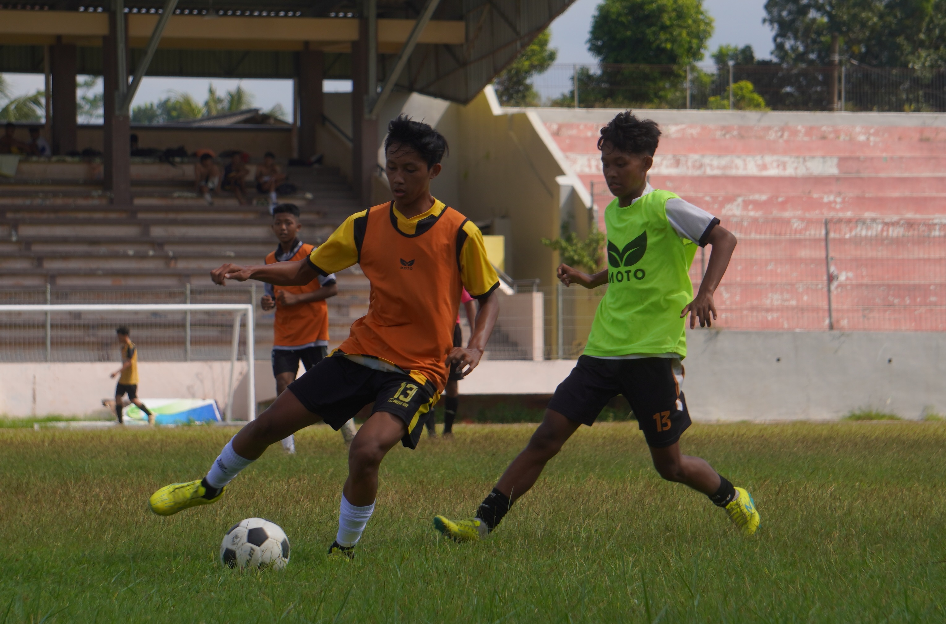 SENGIT: Sejumlah peserta bertanding dalam seleksi Persid U17 yang digelar di Stadion Notohadinegoro Kecamatan Patrang, Sabtu (31/5). (YULIO FA/RADAR JEMBER)
