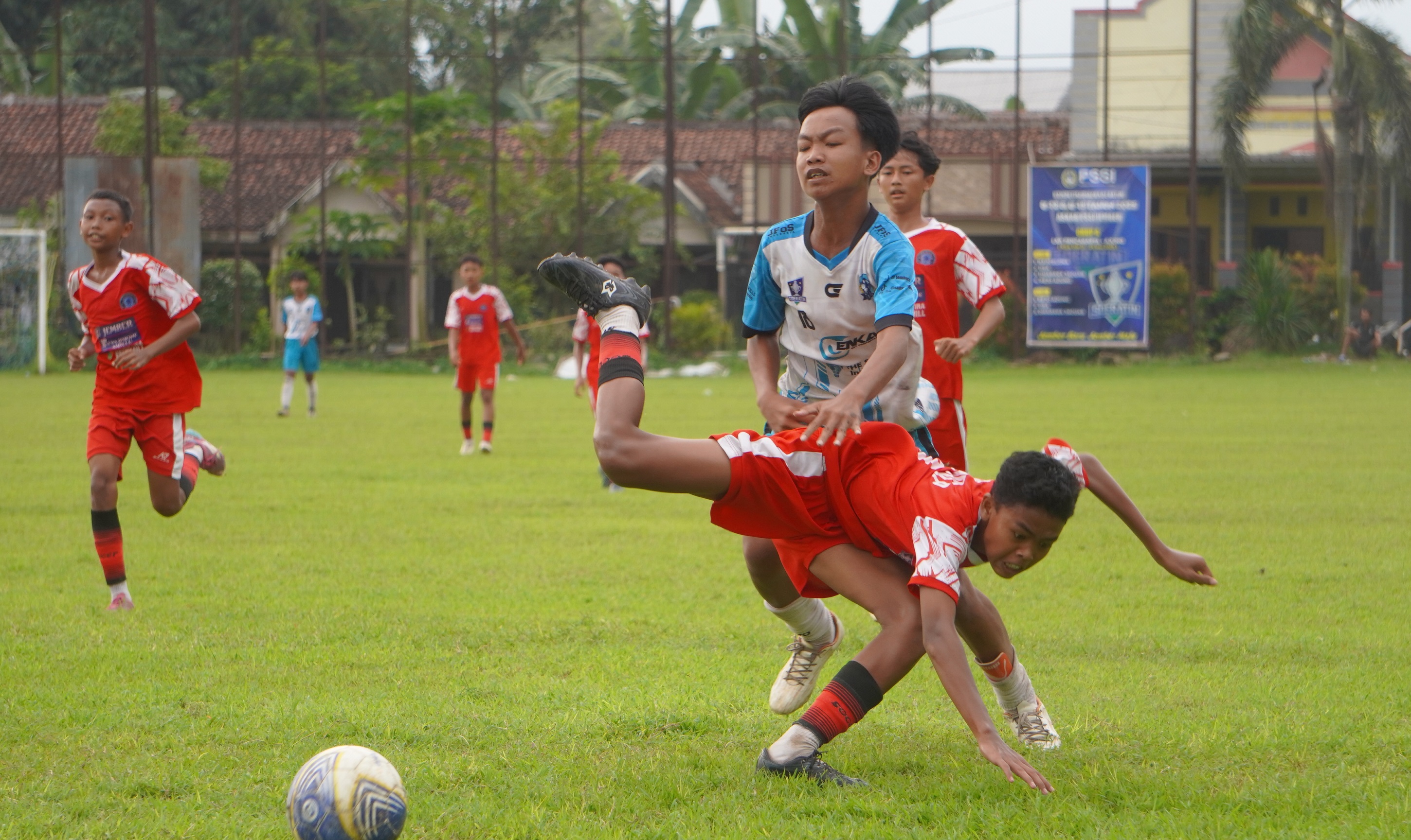 DUEL: Pemain SSB JFoS Indonesia berebut bola dengan Pemain Bhineka FC pada babak 16 besar Piala Soeratin U15 beberapa hari lalu. (YULIO FA/RJ)