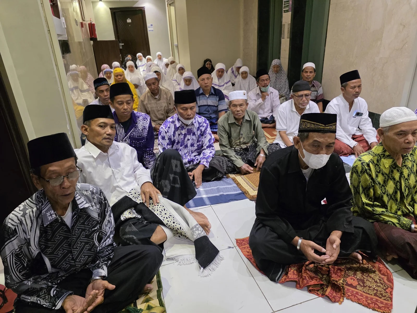 KHUSUK: Jemaah Jember mengikuti serangkaian kegiatan persiapan menuju Arafah, Mina, dan Muzdalifah, kemarin. (AHMAD GHONIM JAUHARI)