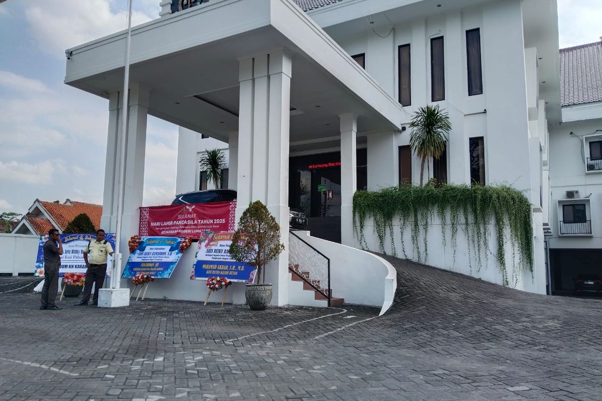 Suasana kantor Kejaksaan Negeri Lumajang usai disatroni maling yang menyebabkan tiga motor pegawai hilang. (Miftahul Huda)