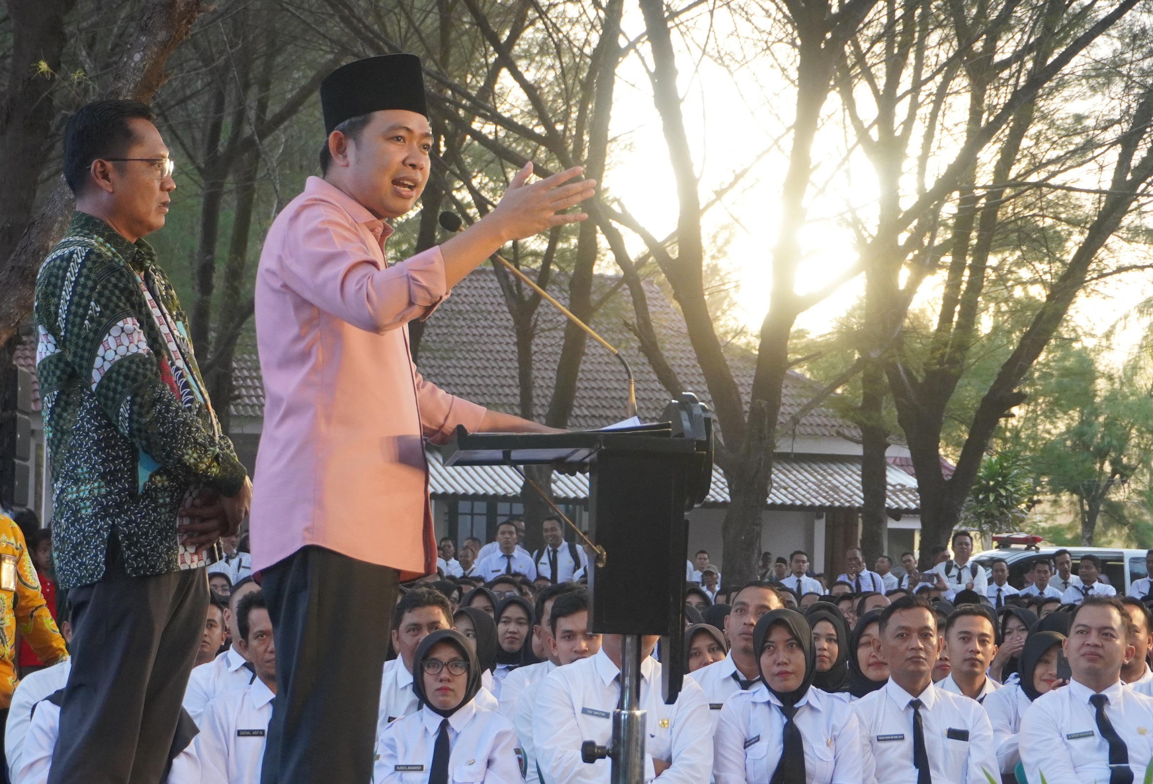 Bupati Jember Gus Fawait saat menyampaikan beberapa hal di Pantai Watu Ulo Ambulu. (Maulana/RJ)
