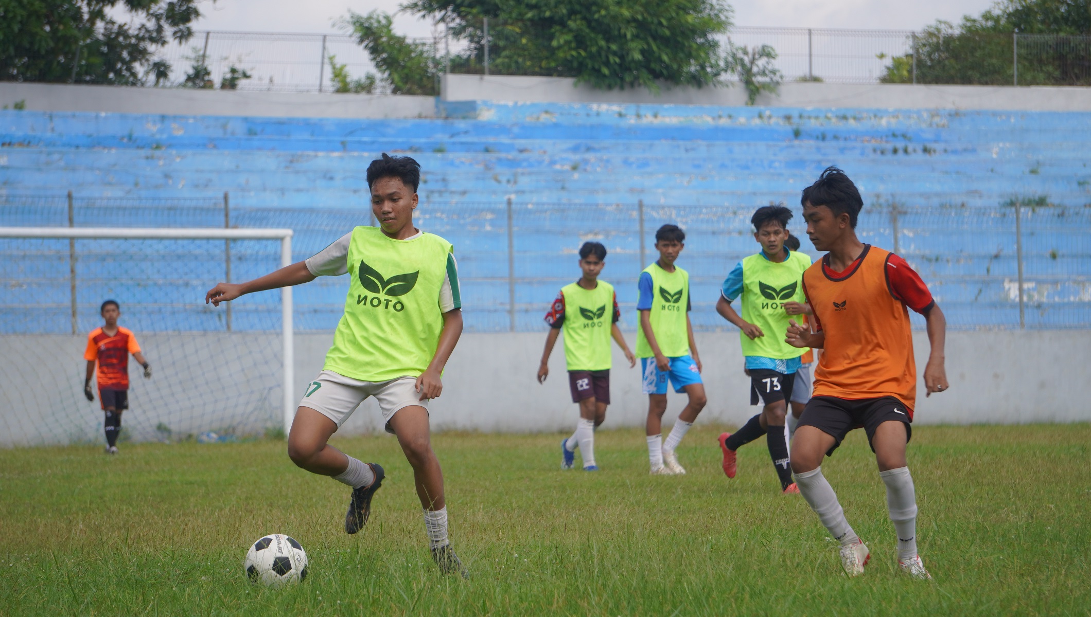KETAT: Sejumlah pesepak bola mengikuti penjaringan Persid U17 untuk menyongsong gelaran Piala Soeratin U17. (YULIO FA/RADAR JEMBER)
