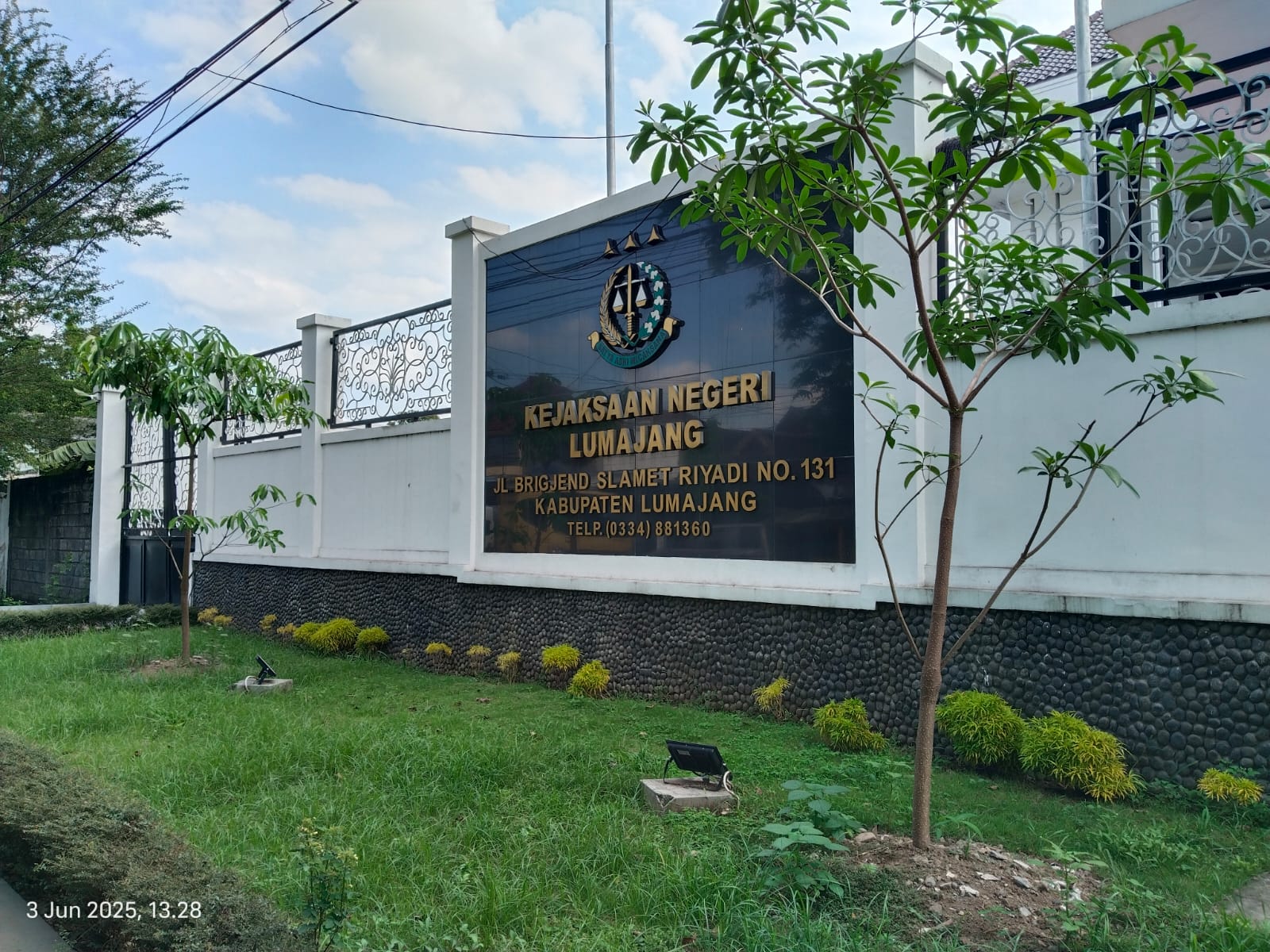 SEPI: Suasana kantor Kejaksaan Negeri (Kejari) Lumajang sepi setelah aksi pencurian terjadi di rumah dinas jaksa, Selasa (3/6) dini hari. (ATIEQSON MAR IQBAL/RADAR SEMERU)