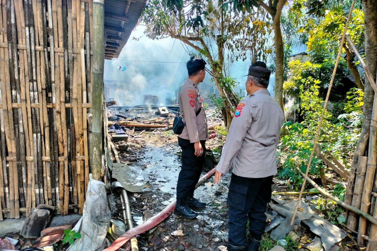 Polsek Tempeh Lumajang melakukan laholah TKP kebakaran rumah di Tempeh, Selasa (3/6). (Polsek Tempeh)